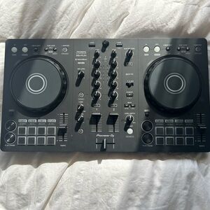Pioneer DJ DDJ FLX4 & headphones